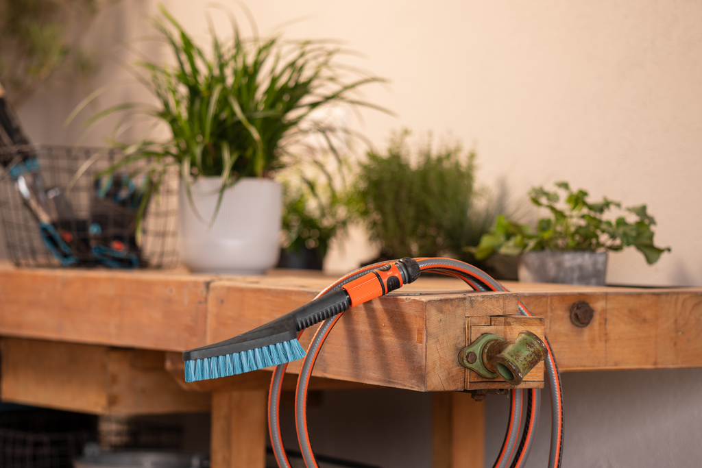 Cleansystem Hand Brush S hard, water-connected, for smaller surfaces