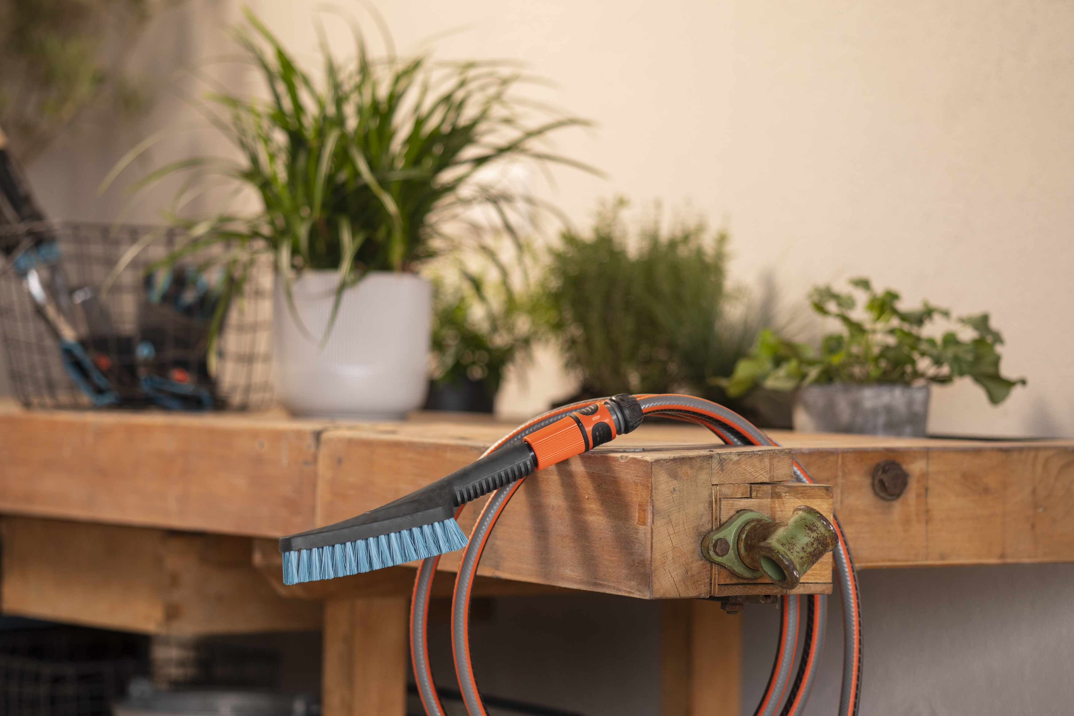 Cleansystem Hand Brush S hard, water-connected, for smaller surfaces