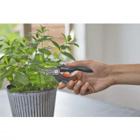 Gardena GripCut Szüretelő Olló részletek – rozsdamentes acél pengék és integrált fogó mechanizmus